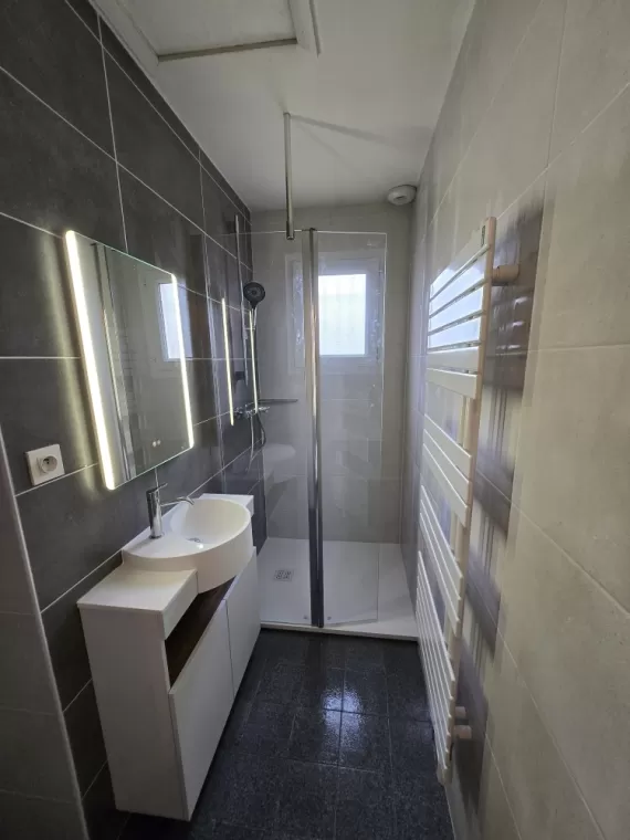 Modification d'une baignoire par une douche clé en main, L'Arbresle, Romain Petel