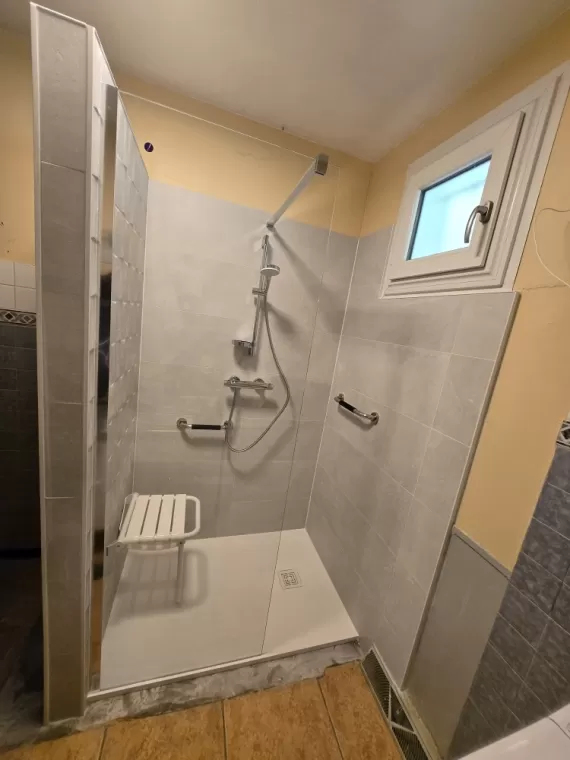 Réalisation d'une douche PMR à L'arbresle, L'Arbresle, Romain Petel