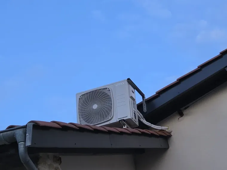 Pose d'un groupe clim Thermor à St Germain Nuelles, L'Arbresle, Romain Petel