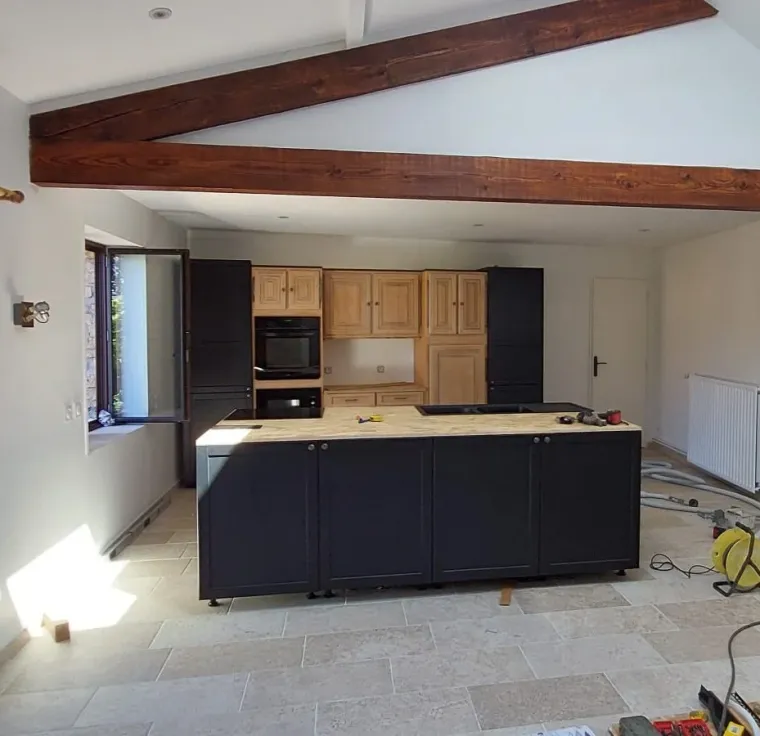 Déplacement arrivées et évacuation d'eau sous ilot central de cuisine à Charnay, L'Arbresle, Romain Petel