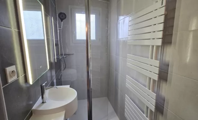 Modification d'une baignoire par une douche clé en main, L'Arbresle, Romain Petel