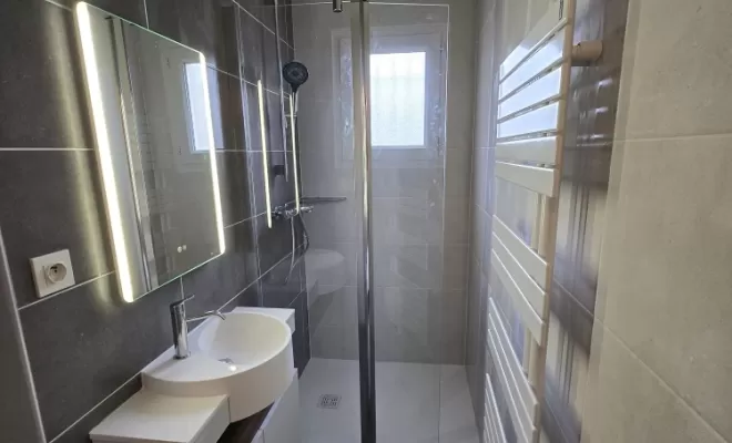 Modification d'une baignoire par une douche clé en main, L'Arbresle, Romain Petel