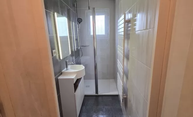 Modification d'une baignoire par une douche clé en main, L'Arbresle, Romain Petel