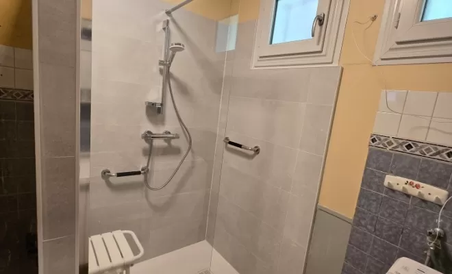 Réalisation d'une douche PMR à L'arbresle, L'Arbresle, Romain Petel