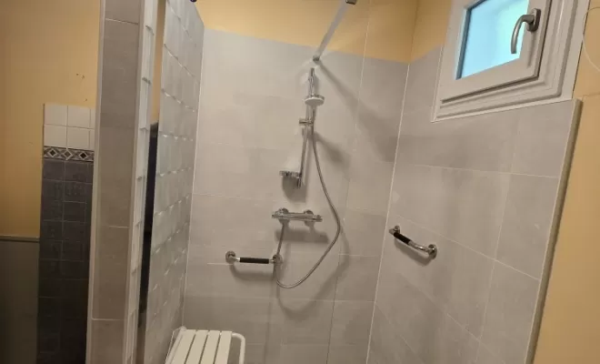 Réalisation d'une douche PMR à L'arbresle, L'Arbresle, Romain Petel