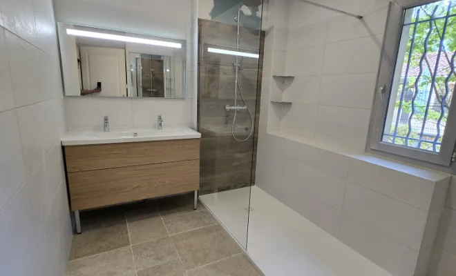 Pose d'un bac à douche à la place d'une baignoire à Charnay, L'Arbresle, Romain Petel