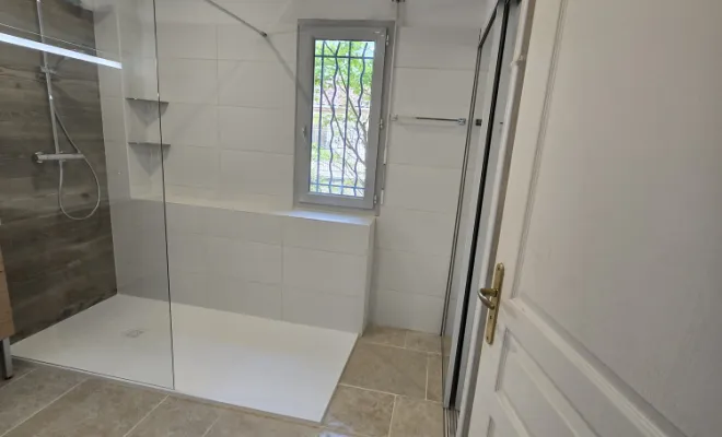 Pose d'un bac à douche à la place d'une baignoire à Charnay, L'Arbresle, Romain Petel